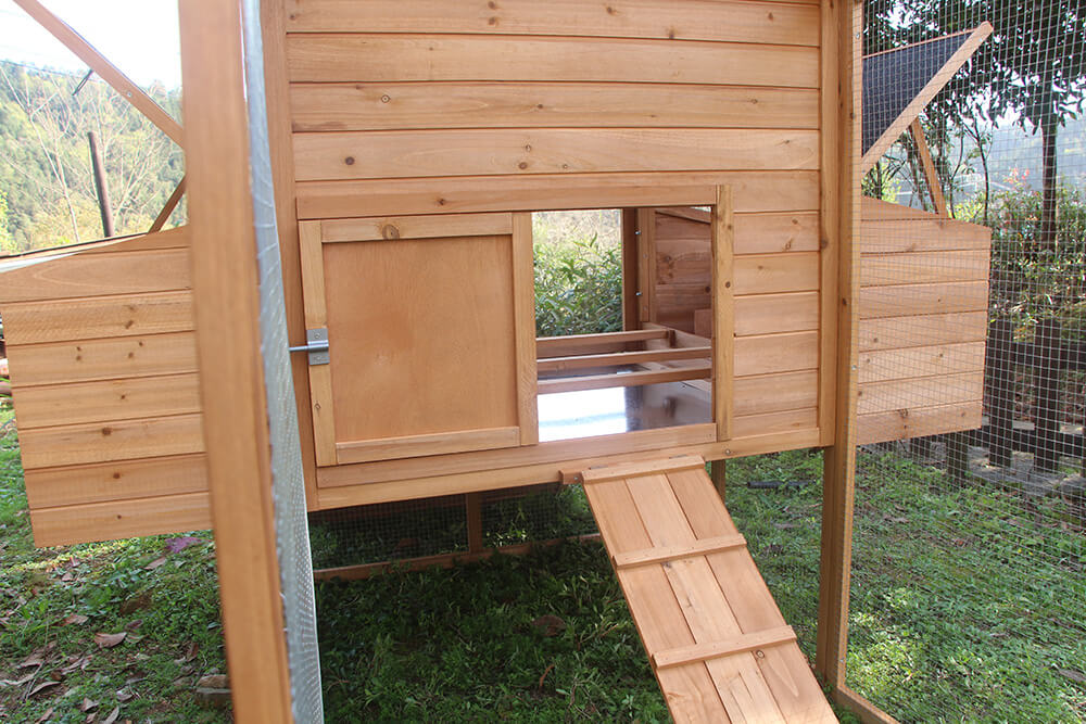 RESORT CHICKEN COOP AND RUN. IN-STOCK.