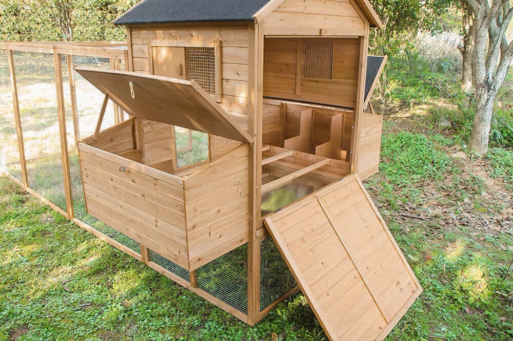 RESORT CHICKEN COOP AND RUN. IN-STOCK.
